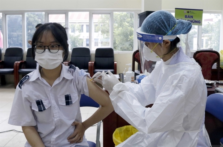 Bắc Giang: 2 học sinh nhập viện cấp cứu sau khi tiêm vaccine COVID-19 - Ảnh 1.