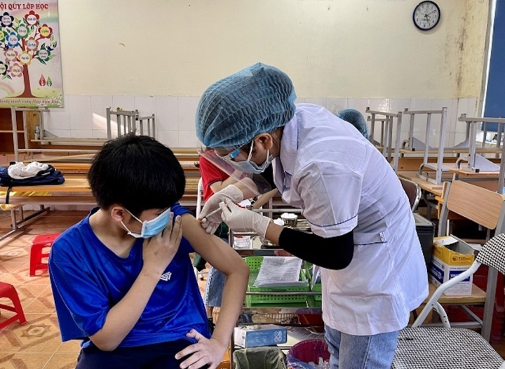 Hà Nội: Học sinh lớp 12 dương tính SARS-CoV-2 từng đến trường tiêm vaccine - Ảnh 1.