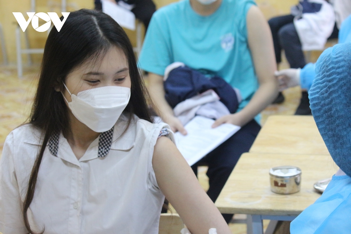 Số ca cộng đồng tiếp tục tăng, Hà Nội tiêm vaccine COVID-19 cho trẻ lớp 9 - Ảnh 1.