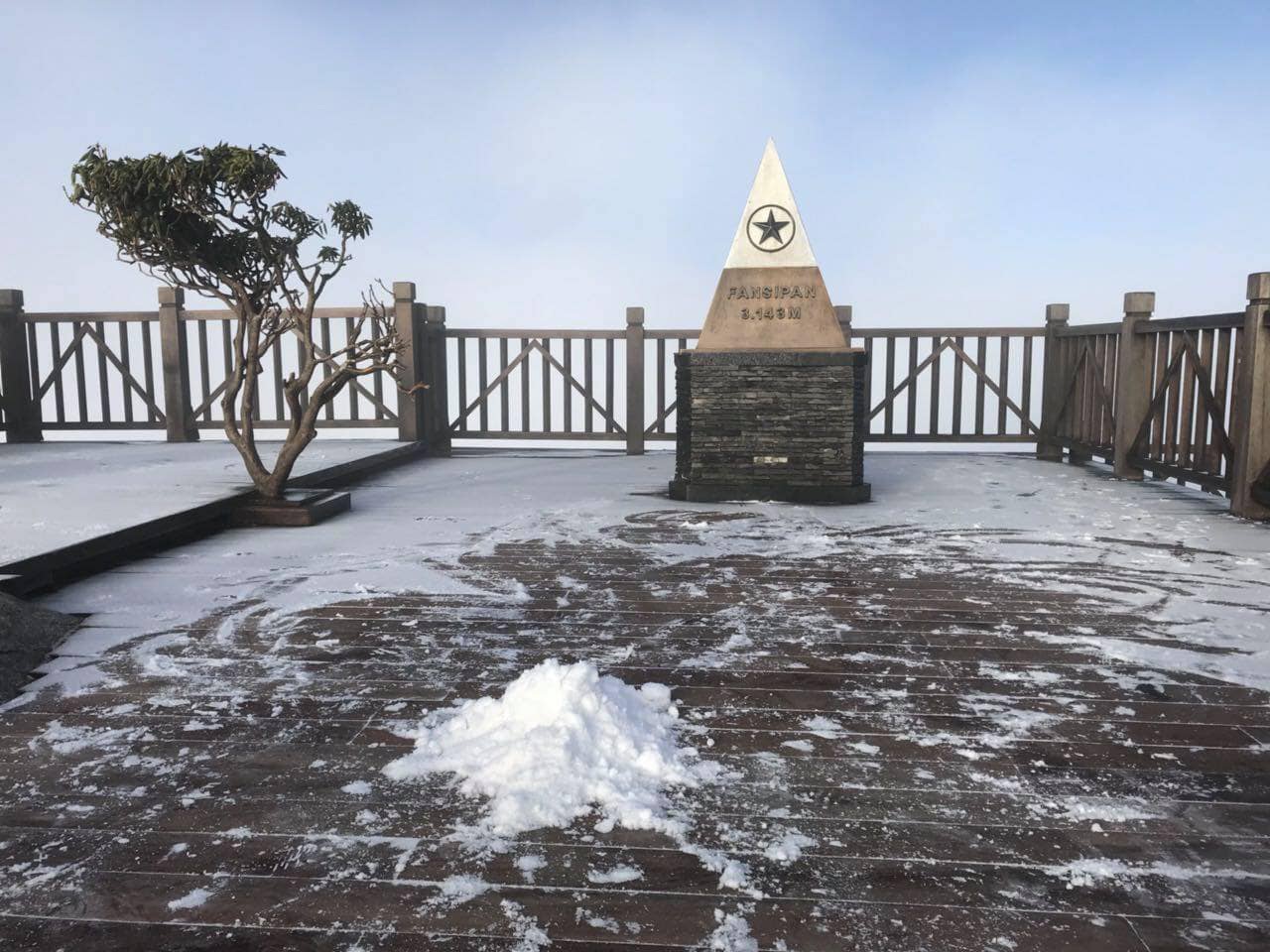 Kỳ thú sương muối phủ trắng đỉnh Fansipan - Ảnh 1.