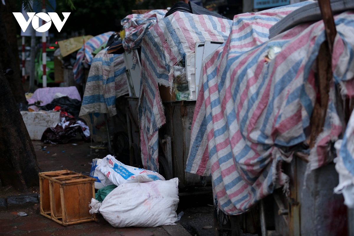 Bãi rác Nam Sơn dừng tiếp nhận, rác thải lại ùn ứ tại nội thành Hà Nội - Ảnh 18.