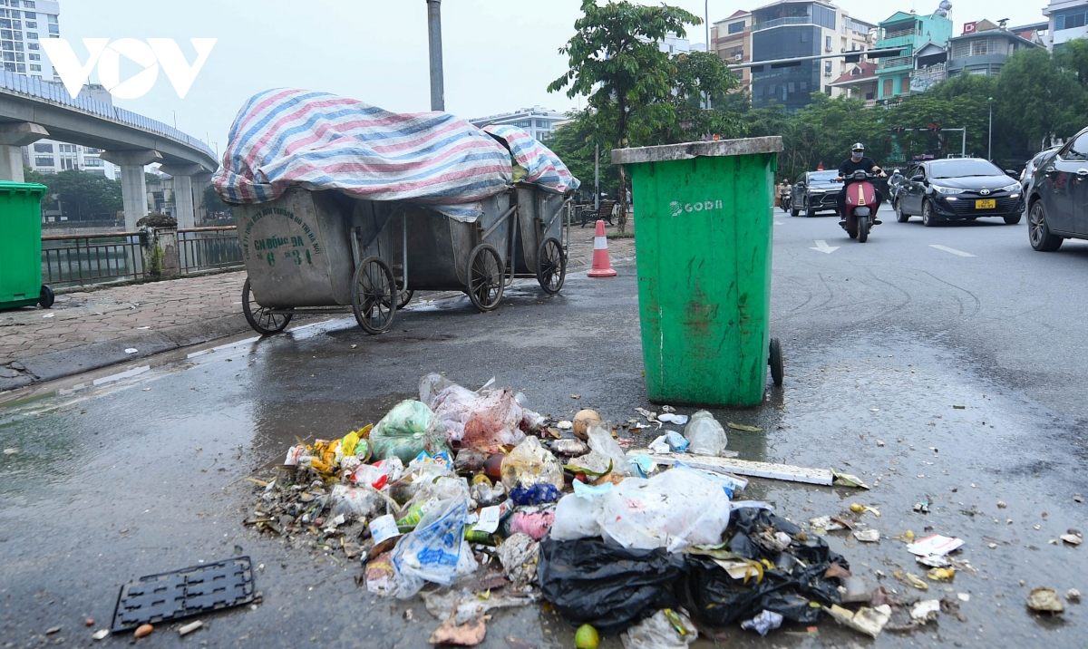 Bãi rác Nam Sơn dừng tiếp nhận, rác thải lại ùn ứ tại nội thành Hà Nội - Ảnh 16.