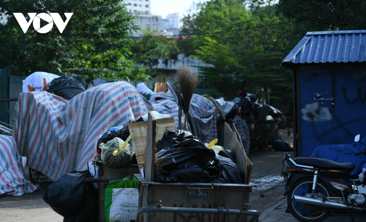 Bãi rác Nam Sơn dừng tiếp nhận, rác thải lại ùn ứ tại nội thành Hà Nội - Ảnh 15.