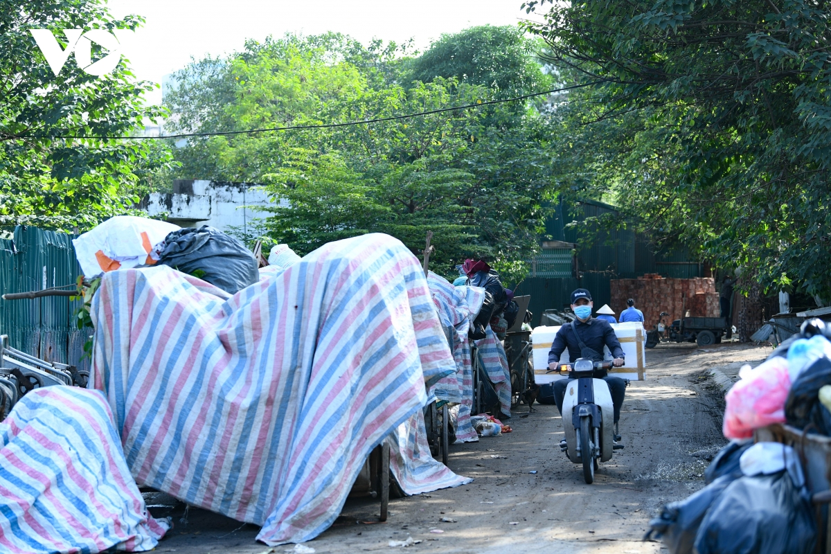 Bãi rác Nam Sơn dừng tiếp nhận, rác thải lại ùn ứ tại nội thành Hà Nội - Ảnh 14.