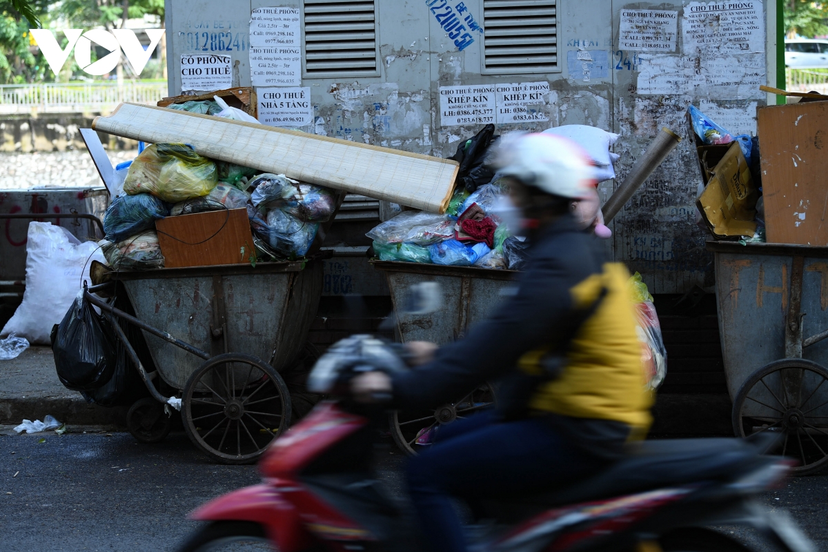 Bãi rác Nam Sơn dừng tiếp nhận, rác thải lại ùn ứ tại nội thành Hà Nội - Ảnh 19.