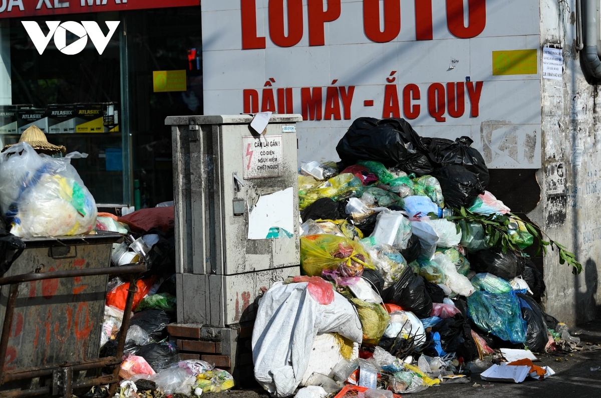 Bãi rác Nam Sơn dừng tiếp nhận, rác thải lại ùn ứ tại nội thành Hà Nội - Ảnh 11.