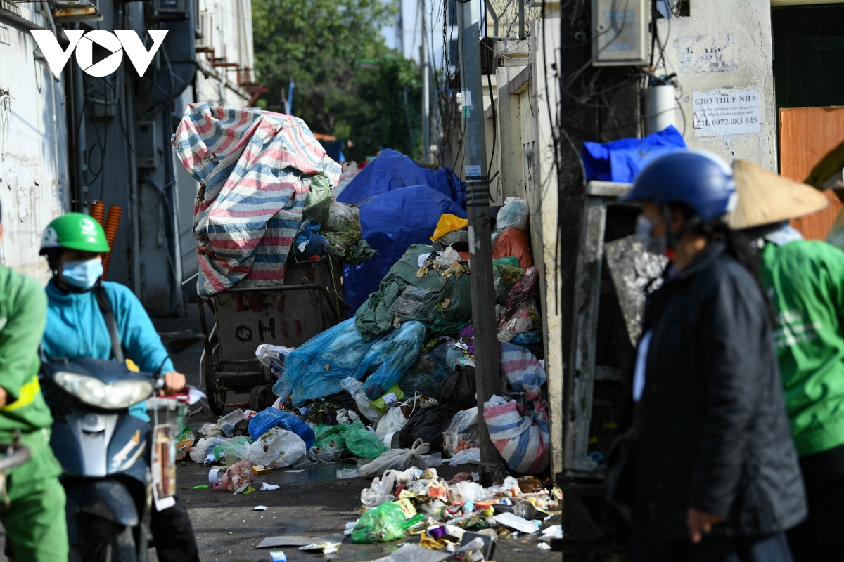 Bãi rác Nam Sơn dừng tiếp nhận, rác thải lại ùn ứ tại nội thành Hà Nội - Ảnh 10.