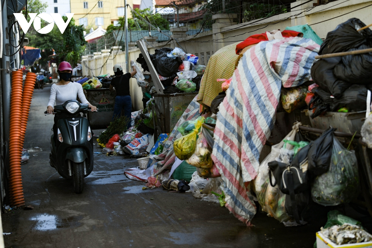 Bãi rác Nam Sơn dừng tiếp nhận, rác thải lại ùn ứ tại nội thành Hà Nội - Ảnh 6.
