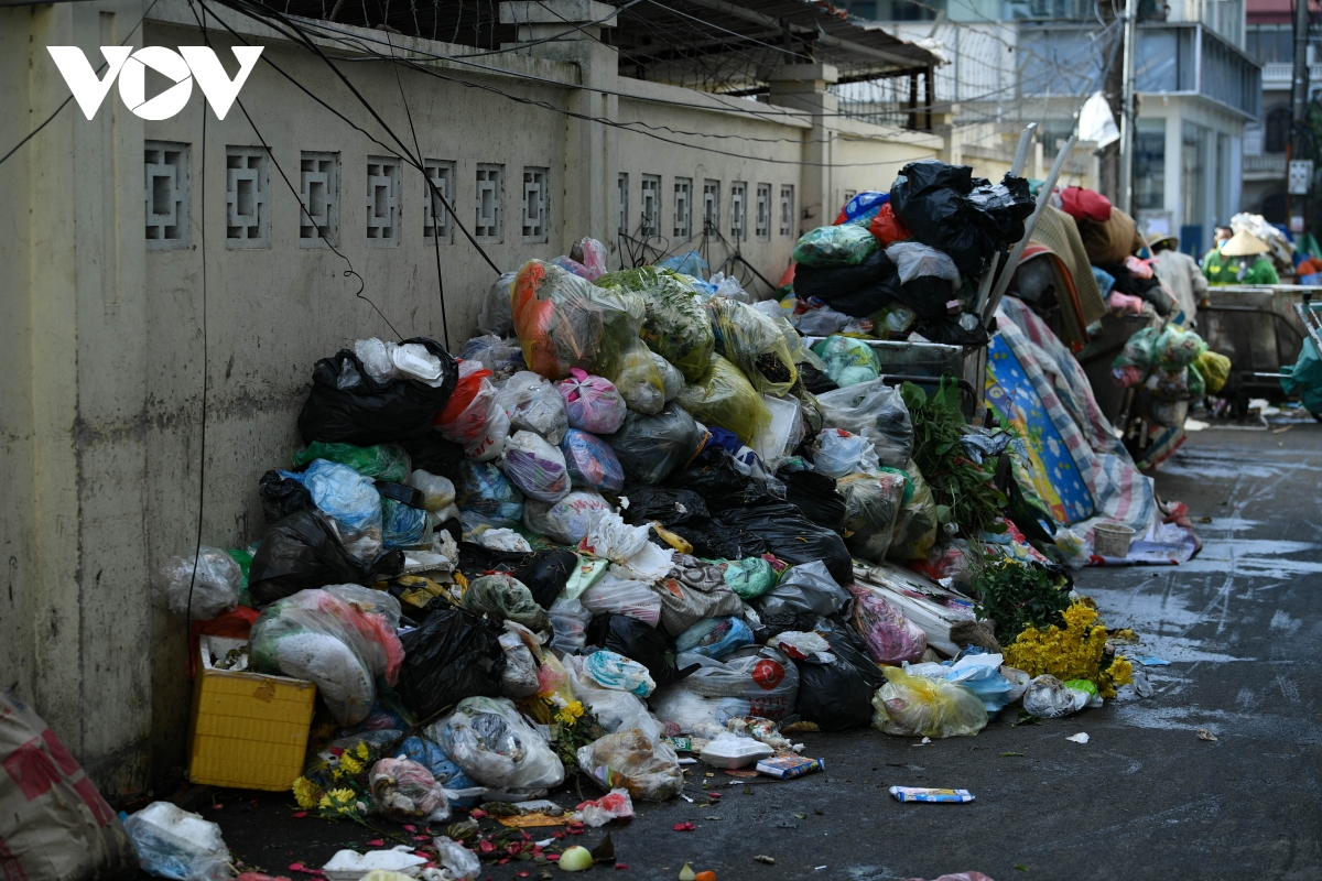 Bãi rác Nam Sơn dừng tiếp nhận, rác thải lại ùn ứ tại nội thành Hà Nội - Ảnh 5.