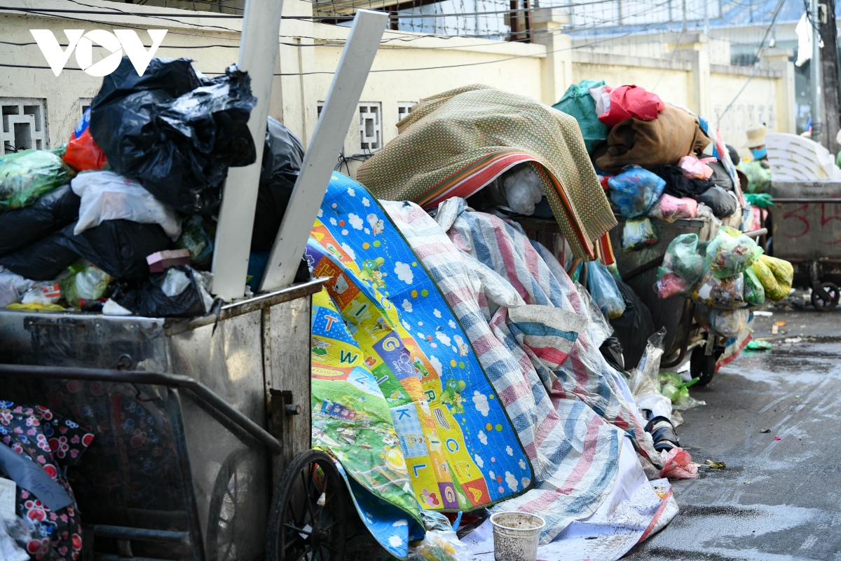 Bãi rác Nam Sơn dừng tiếp nhận, rác thải lại ùn ứ tại nội thành Hà Nội - Ảnh 7.