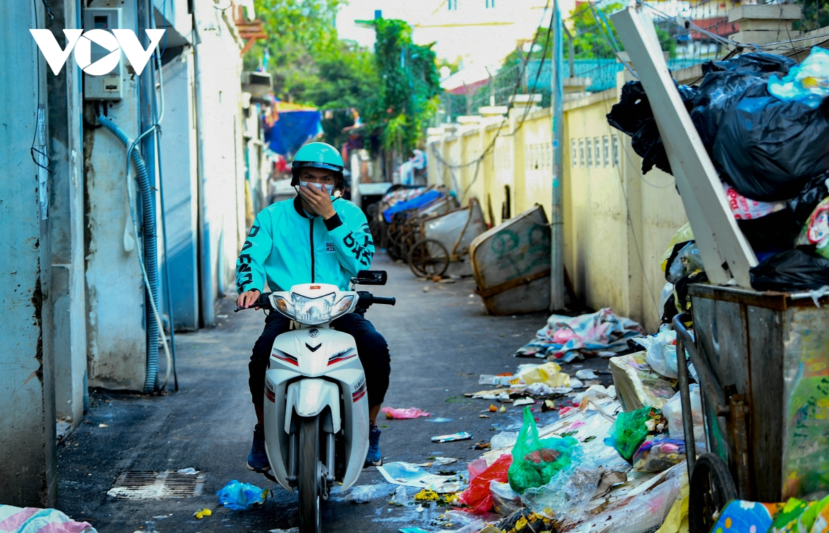 Bãi rác Nam Sơn dừng tiếp nhận, rác thải lại ùn ứ tại nội thành Hà Nội - Ảnh 8.