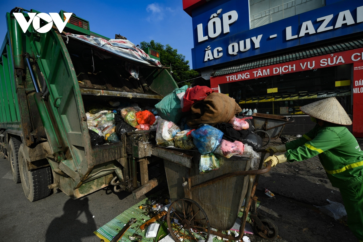 Bãi rác Nam Sơn dừng tiếp nhận, rác thải lại ùn ứ tại nội thành Hà Nội - Ảnh 13.
