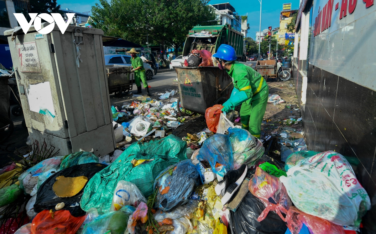 Bãi rác Nam Sơn dừng tiếp nhận, rác thải lại ùn ứ tại nội thành Hà Nội - Ảnh 9.