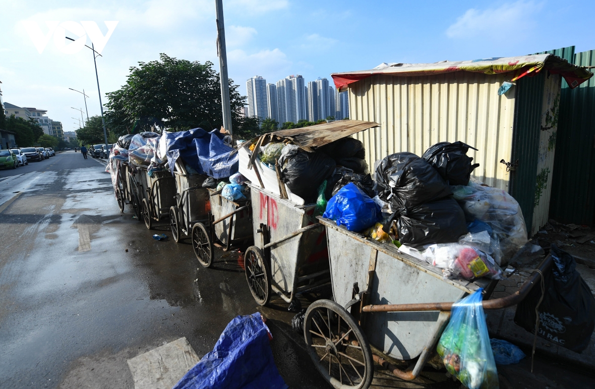 Bãi rác Nam Sơn dừng tiếp nhận, rác thải lại ùn ứ tại nội thành Hà Nội - Ảnh 4.