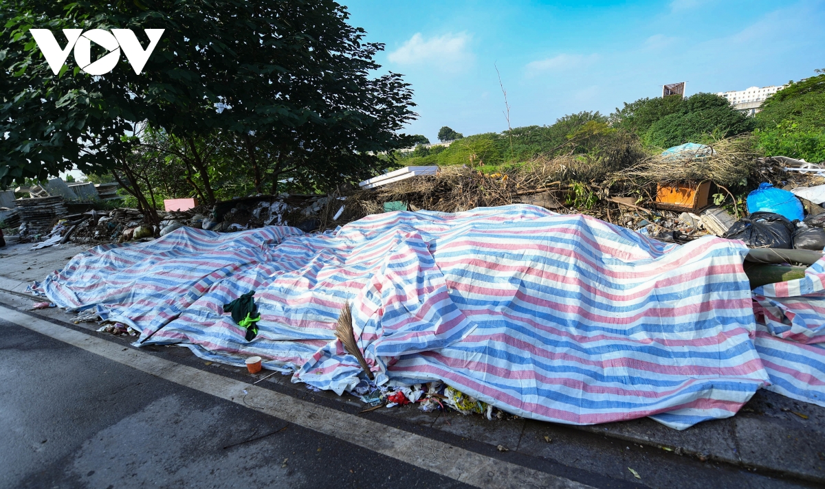 Bãi rác Nam Sơn dừng tiếp nhận, rác thải lại ùn ứ tại nội thành Hà Nội - Ảnh 3.