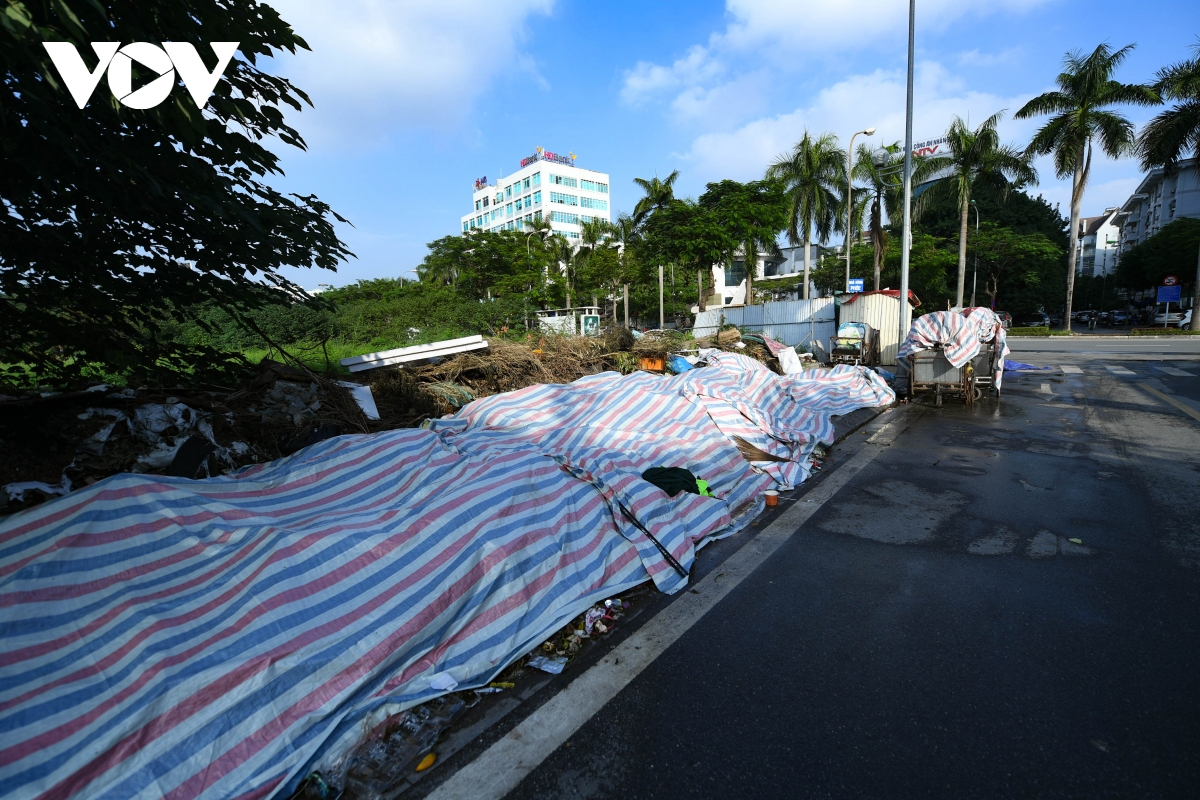 Bãi rác Nam Sơn dừng tiếp nhận, rác thải lại ùn ứ tại nội thành Hà Nội - Ảnh 2.