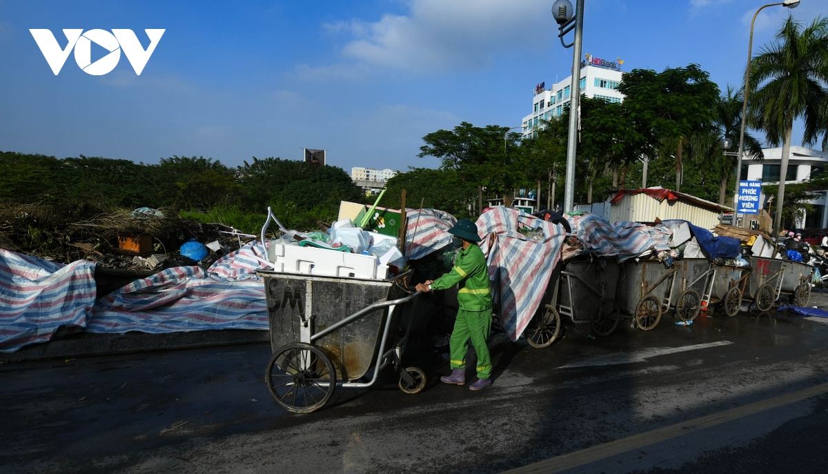 Bãi rác Nam Sơn dừng tiếp nhận, rác thải lại ùn ứ tại nội thành Hà Nội - Ảnh 1.