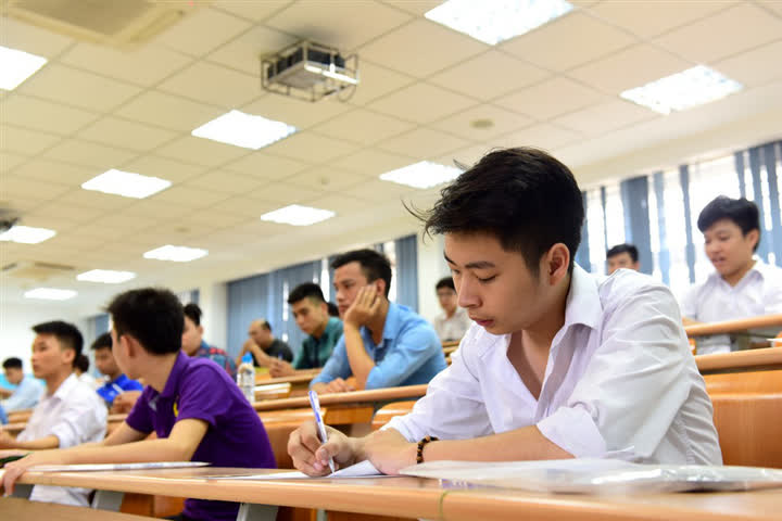 Nhiều trường đại học ở Hà Nội mở cửa đón sinh viên đi học lại - Ảnh 1.