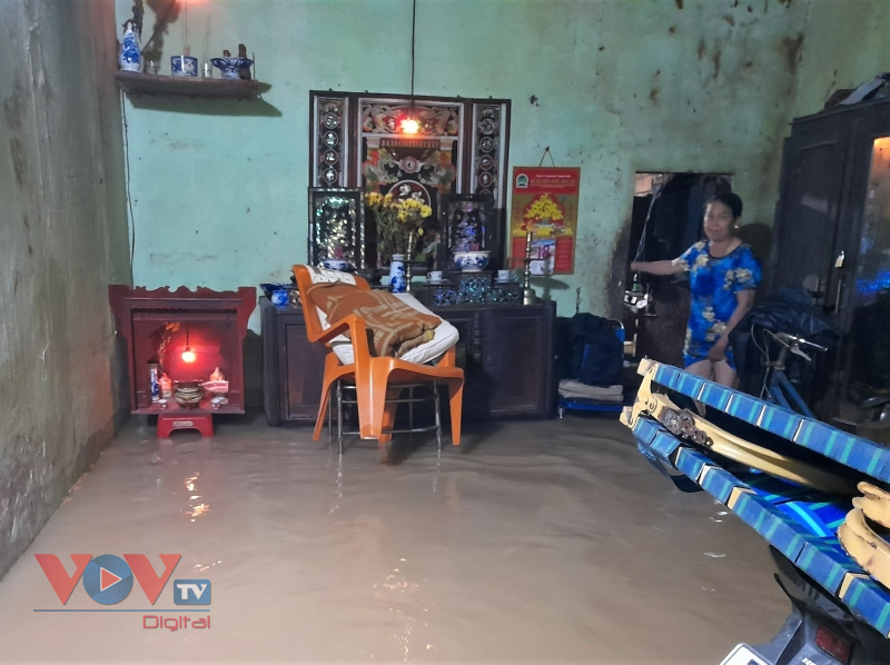 Nước lũ vây quanh, hàng nghìn căn nhà ở Bình Định ngập sâu - Ảnh 13.