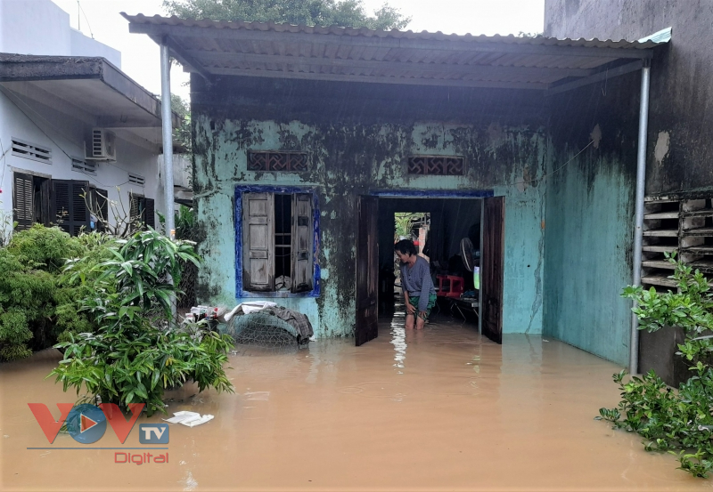 Nước lũ vây quanh, hàng nghìn căn nhà ở Bình Định ngập sâu - Ảnh 14.