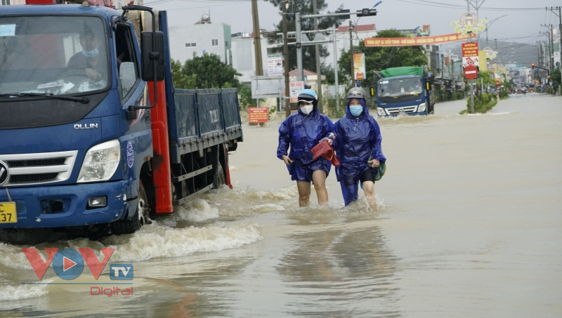 Nước lũ vây quanh, hàng nghìn căn nhà ở Bình Định ngập sâu - Ảnh 15.