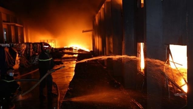Đồng Nai: Cháy lớn trong đêm tại Khu công nghiệp Suối Tre - Ảnh 2.