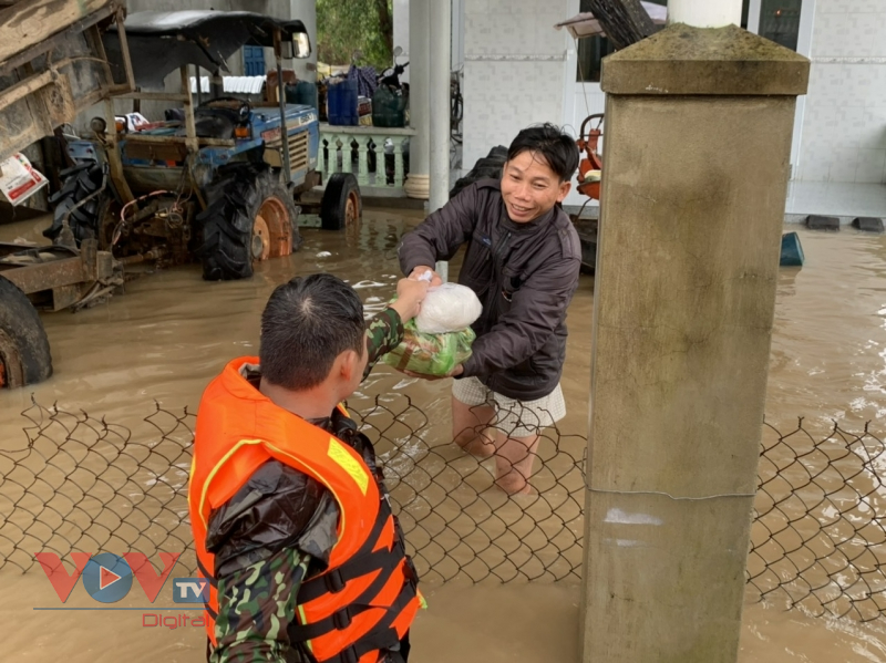 Nước lũ vây quanh, hàng nghìn căn nhà ở Bình Định ngập sâu - Ảnh 5.