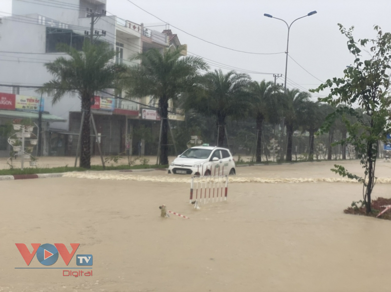 Nước lũ vây quanh, hàng nghìn căn nhà ở Bình Định ngập sâu - Ảnh 9.