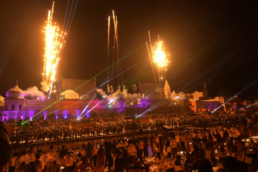 Ấn Độ 'rực sáng' với lễ hội Diwali của người Hindu - Ảnh 1.