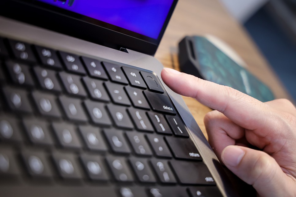 Cận cảnh MacBook Pro 'tai thỏ' tại Việt Nam, giá hơn 50 triệu đồng - Ảnh 4.