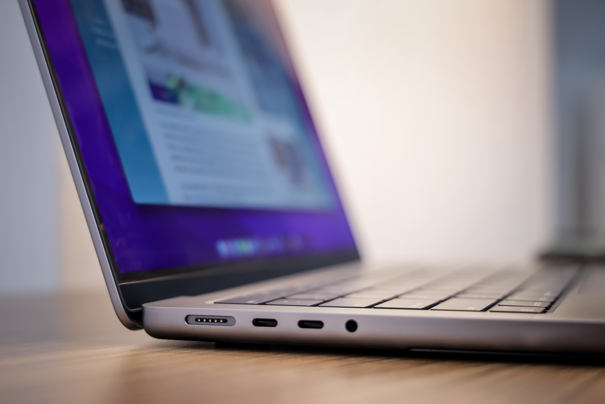 Cận cảnh MacBook Pro 'tai thỏ' tại Việt Nam, giá hơn 50 triệu đồng - Ảnh 5.