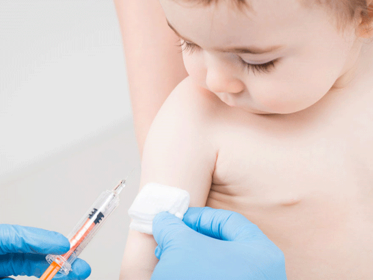 Bộ Y tế chỉ đạo xử lý vụ tiêm nhầm vaccine ngừa COVID-19 cho trẻ sơ sinh ở Hà Nội - Ảnh 1.