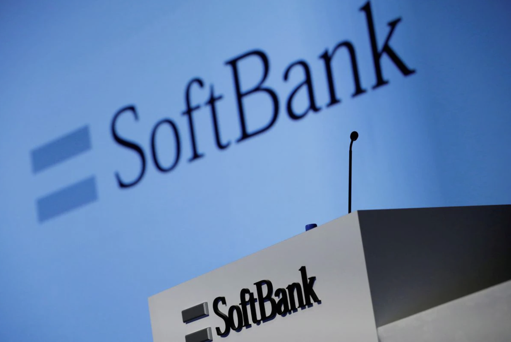 Đường đua metaverse 'đỏ lửa' khi SoftBank rót 93 triệu USD vào game NFT - Ảnh 1.