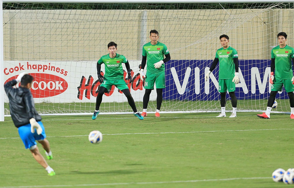 Văn Toản chấn thương, HLV Park gọi gấp thủ môn lên tuyển Việt Nam - Ảnh 2.