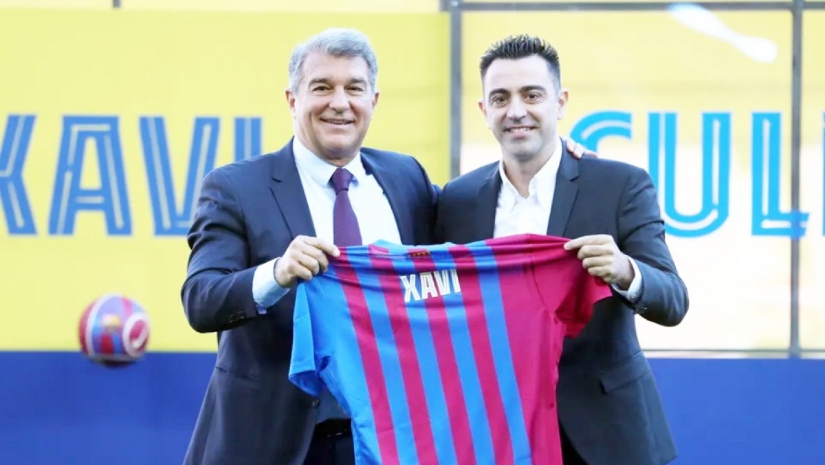 HLV Xavi nhắc về Messi trong ngày ra mắt Barca - Ảnh 1.