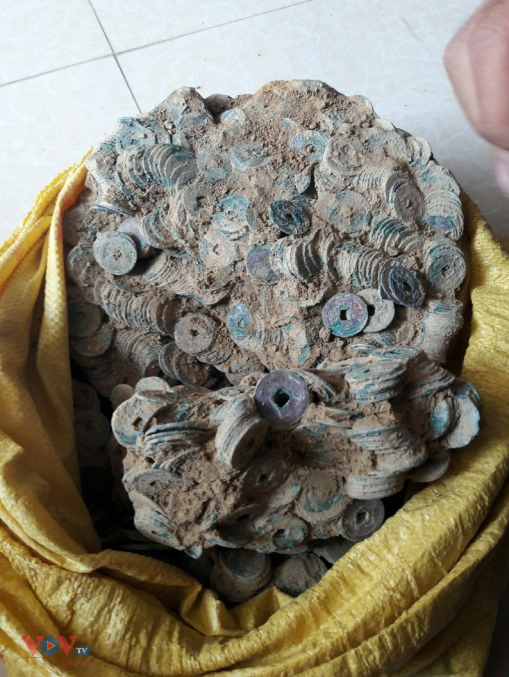 Quảng Trị: Phát hiện hũ tiền cổ nặng 27kg, niên đại cách đây 1.000 năm - Ảnh 1.