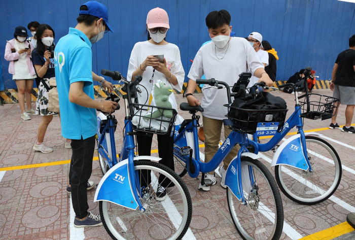 TP.HCM: Người dân hào hứng trải nghiệm xe đạp công cộng - Ảnh 1.