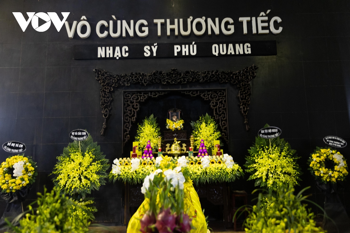 NSND Lê Khanh, Tấn Minh, Thanh Lam nghẹn ngào tiễn biệt nhạc sĩ Phú Quang - Ảnh 1.