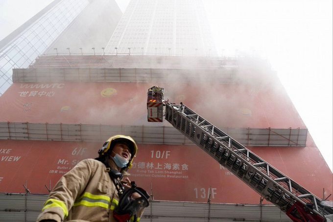 Cháy Trung tâm Thương mại Thế giới ở Hong Kong, hơn 300 người mắc kẹt - Ảnh 1.
