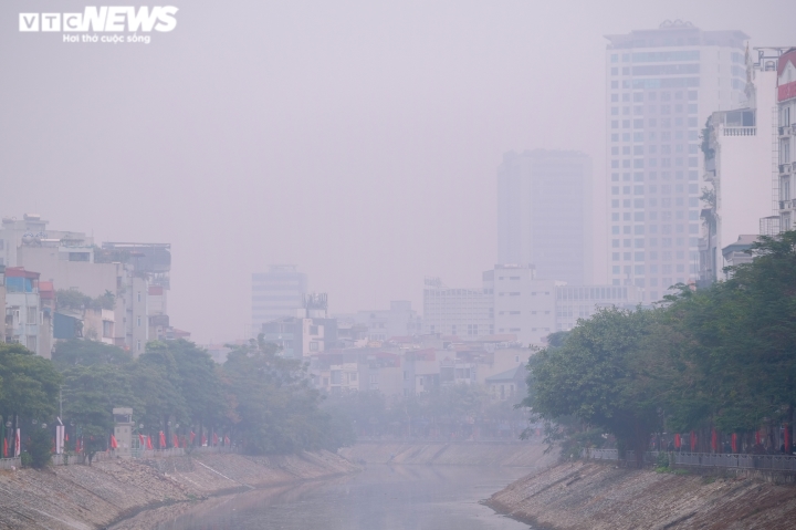 Hà Nội đặc quánh sương mù và bụi mịn, báo động đỏ về ô nhiễm không khí - Ảnh 2.