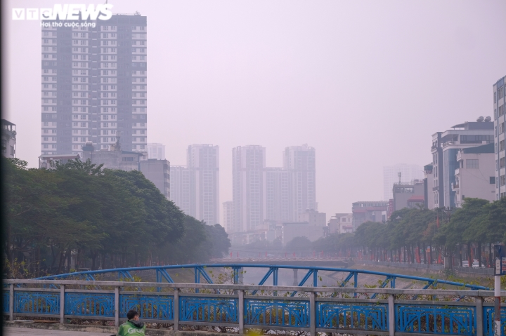 Hà Nội đặc quánh sương mù và bụi mịn, báo động đỏ về ô nhiễm không khí - Ảnh 5.
