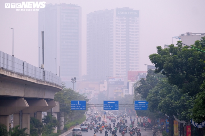 Hà Nội đặc quánh sương mù và bụi mịn, báo động đỏ về ô nhiễm không khí - Ảnh 1.