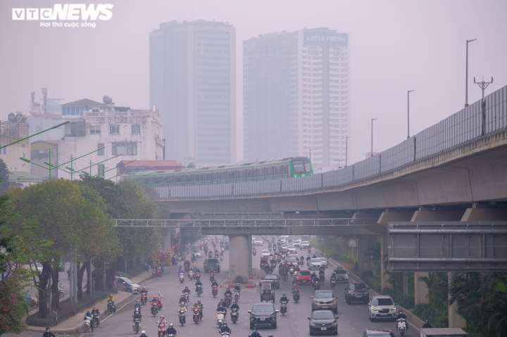 Hà Nội đặc quánh sương mù và bụi mịn, báo động đỏ về ô nhiễm không khí - Ảnh 8.