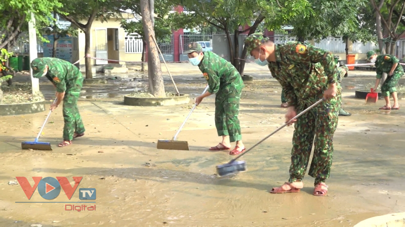 Bình Định giúp dân khắc phục hậu quả mưa lũ - Ảnh 4.
