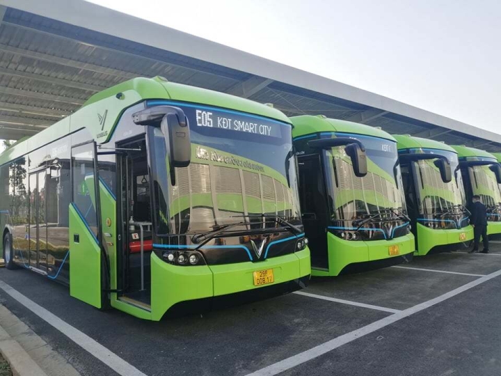 Xe buýt điện VinBus bắt đầu hoạt động ở Hà Nội - Ảnh 1.