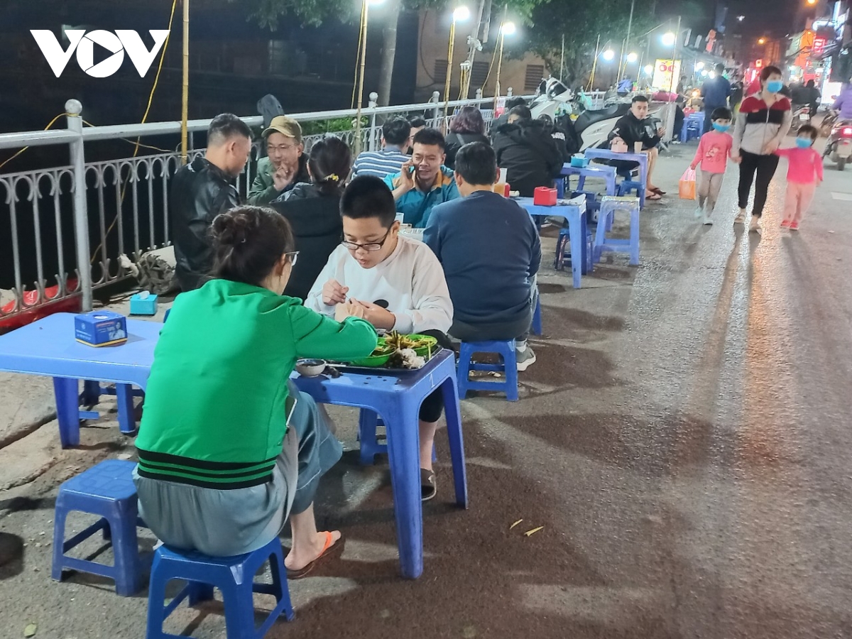 Nhan nhản nhà hàng, quán ăn ở Hà Nội vi phạm công tác phòng chống dịch - Ảnh 2.