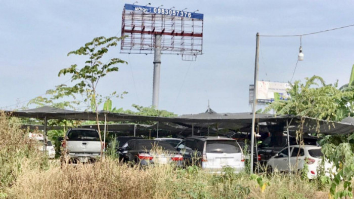 Hà Nội kiểm tra hàng loạt bãi xe tự phát 'bủa vây' sân bay Nội Bài - Ảnh 1.