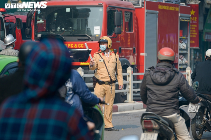 Cảnh sát đập cửa kính, chữa cháy nhà 2 tầng trên phố Hà Nội - Ảnh 10.