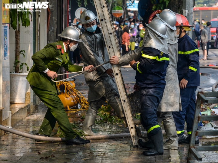 Cảnh sát đập cửa kính, chữa cháy nhà 2 tầng trên phố Hà Nội - Ảnh 2.