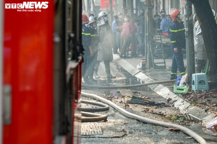 Cảnh sát đập cửa kính, chữa cháy nhà 2 tầng trên phố Hà Nội - Ảnh 5.